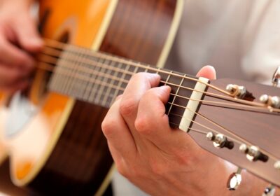 Striking a Chord: Navigating the Best Guitar Courses Online